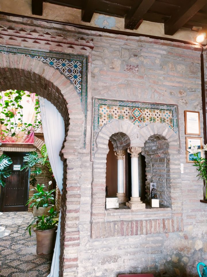 Dettagli dell'ingresso dei bagni arabi di Cordoba