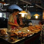 Stand di cibo da asporto al mercato popolare di Chiang Mai