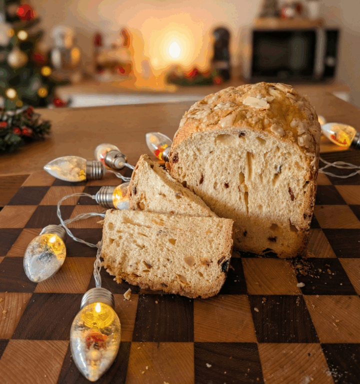 Panettone in macchina del pane - foto migliorata con IA